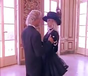 Con los ojos vendados y emparmado