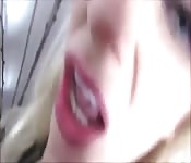 Chica rubia recibiendo polla