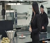 Chorizo grueso para la dueña del bar