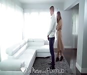 La casera quiere su renta y sexo