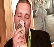 Bailarina usa sus pies sexys en un cuelgue caliente