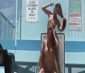 Esperanza Gómez en la playa con una amiga