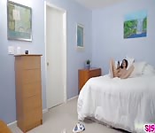 Una bella hermana pillada masturbándose