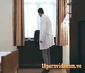 Dos colegialas calientes se follan al médico