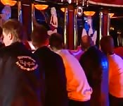 Desnudándose en el bar