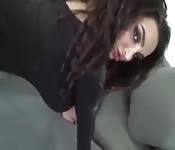 Magnífica zorra se masturba en bragas