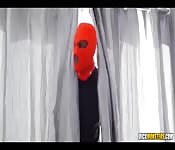 Mientras come, su mujer folla con negro