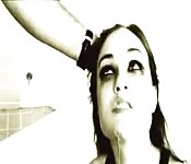 Adolescente delgadita mamando una polla madurita