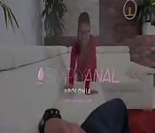 Adolescente se frota el coño y le ensanchan el culo