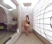 VIRTUAL TABOO - Preciosa Canela Tomando una Ducha