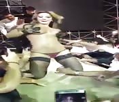 El baile desnudo enloquece al público