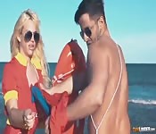 Diosa de Baywatch dominada desde atrás