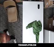 Adolescente pillada por el vigilante de seguridad