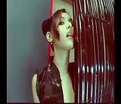 Maria Ozawa se luce con una polla en cada mano