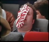 Azafatas entreteniendo a los pasajeros