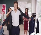 Latina se llena de lefa en la oficina