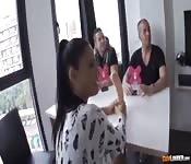 Haciéndola sudar como un pollo