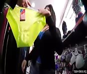 Culona latina taponada en baño estrecho