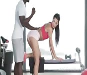 Su entrenador negro hace su coño responda bien