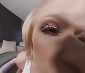 Madre madura cabalgando sobre su hijo VR