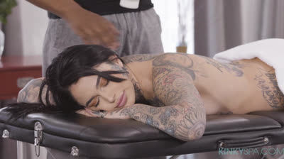 Morena follada por su masajista negro